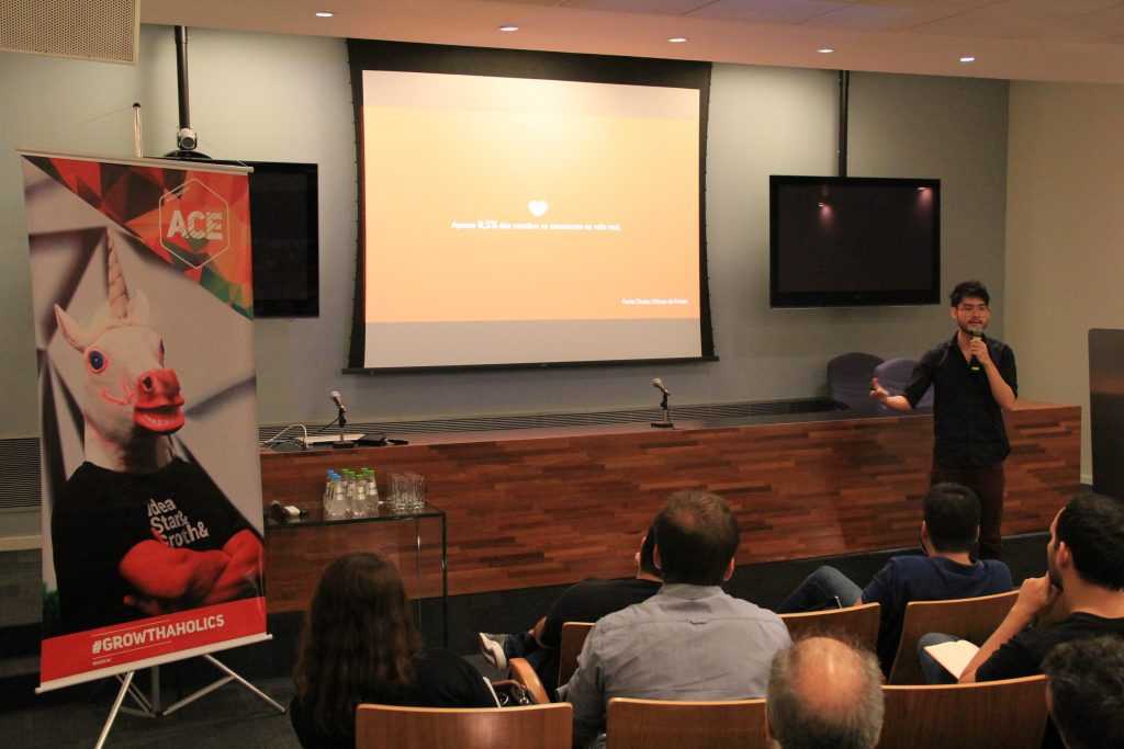 Guilherme Ebsui, fundador da Poppin, se apresenta em demoday da ACE